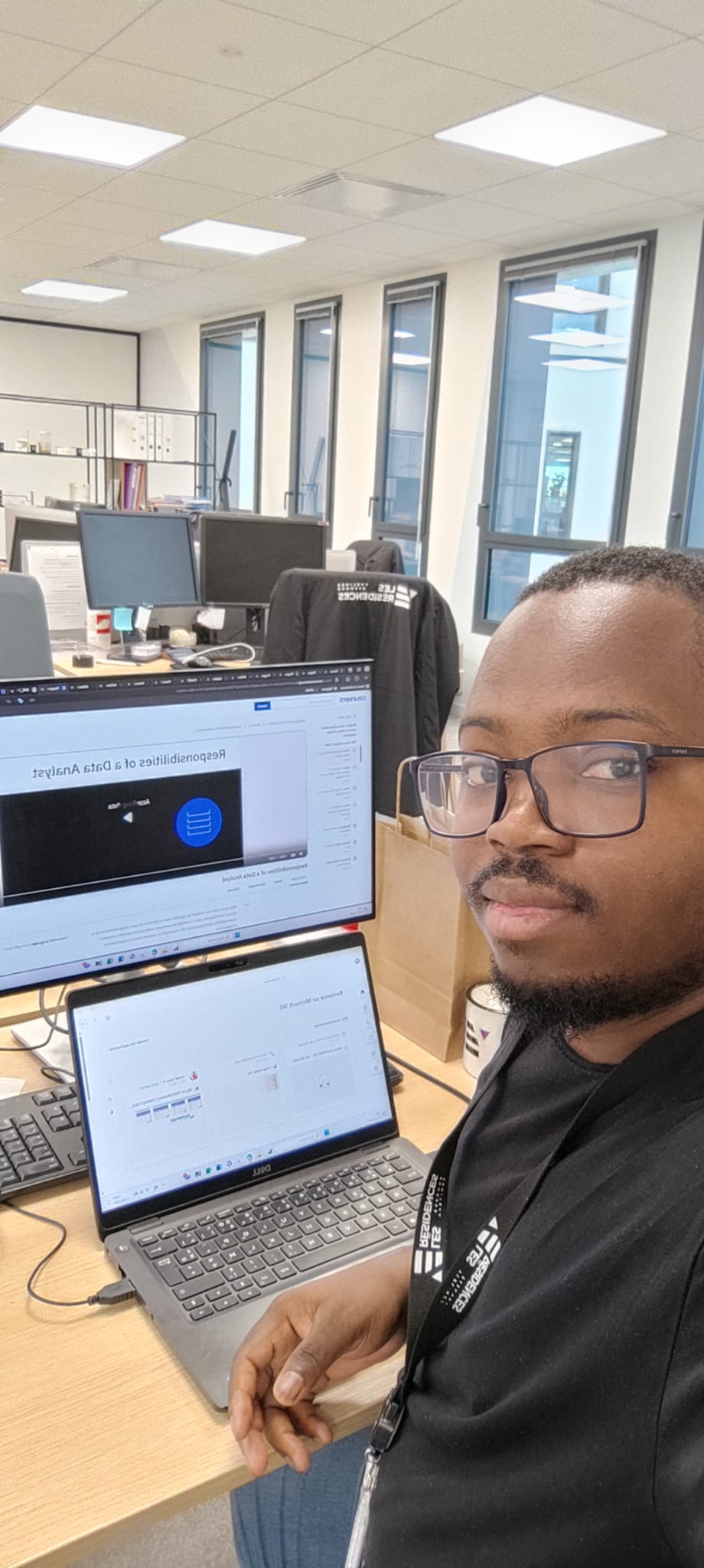 Siba Kalivogui, à son poste de travail